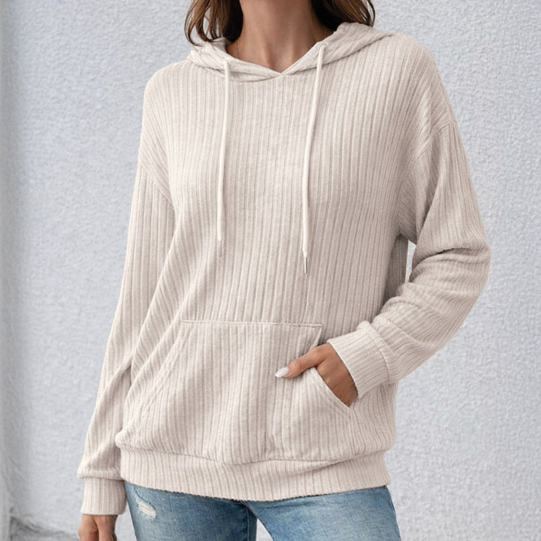 Vrouw in een beige hoodie met ribstructuur, hand in de kangoeroezak | Boutique Moda