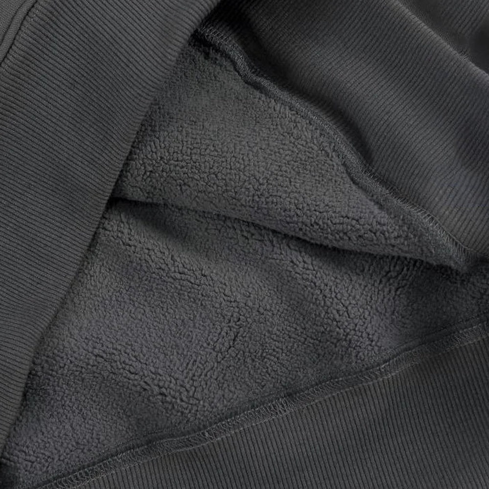 Dikke katoenen hoodie voor heren in donkergrijs, close-up van de zachte, geruwde binnenkant