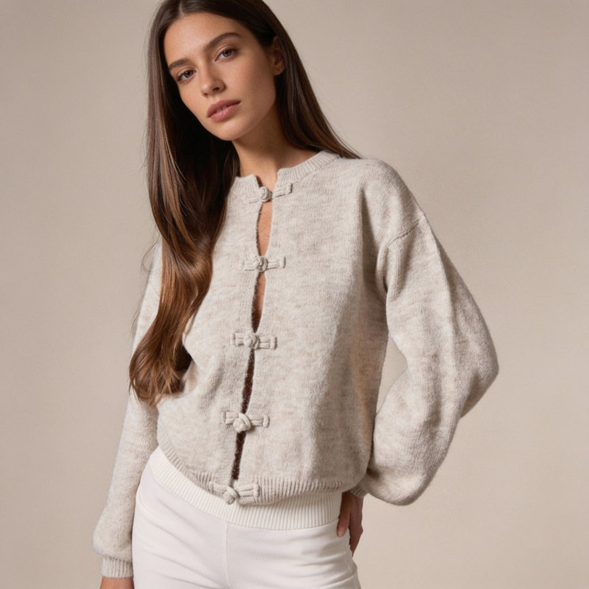 Gebreid vest met geknoopte sluiting in beige, gedragen, vooraanzicht
