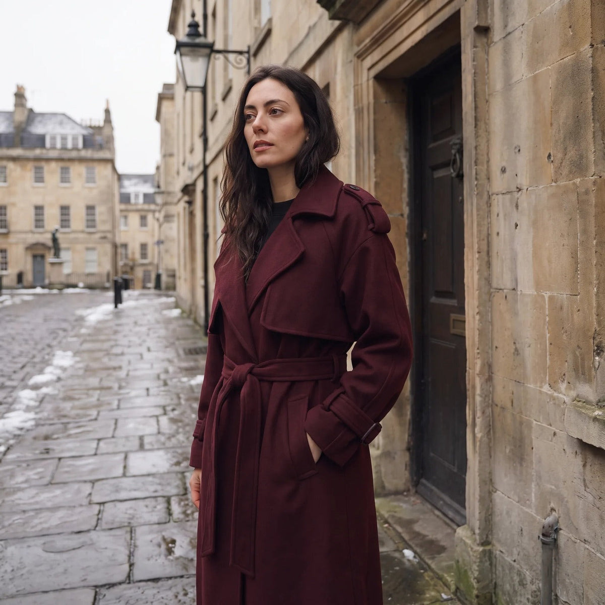 Lange trenchcoat met strikceintuur in bordeaux, gedragen