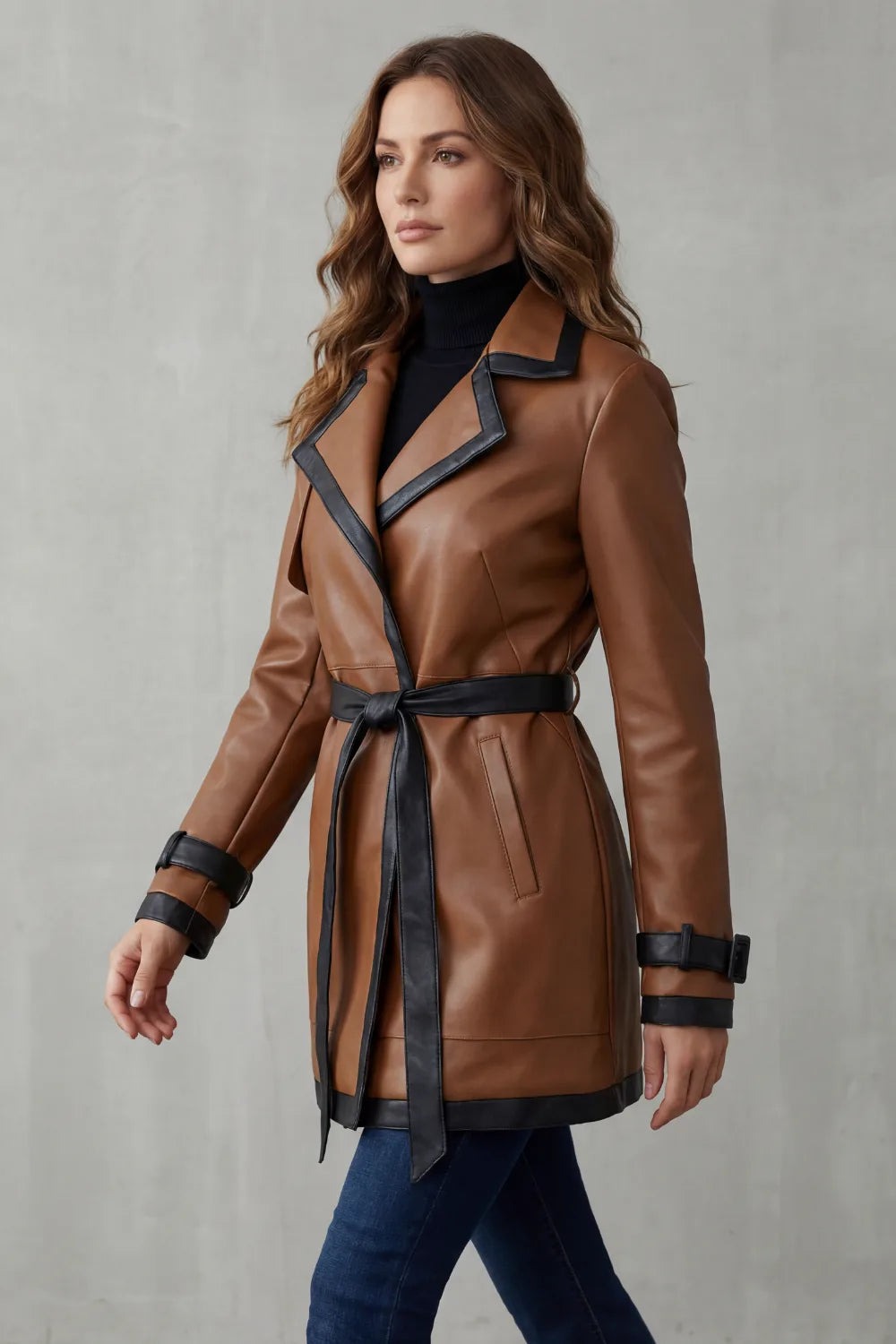 Trenchcoat dames van imitatieleer in bruin met zwarte strikceintuur, gedragen, zijkant
