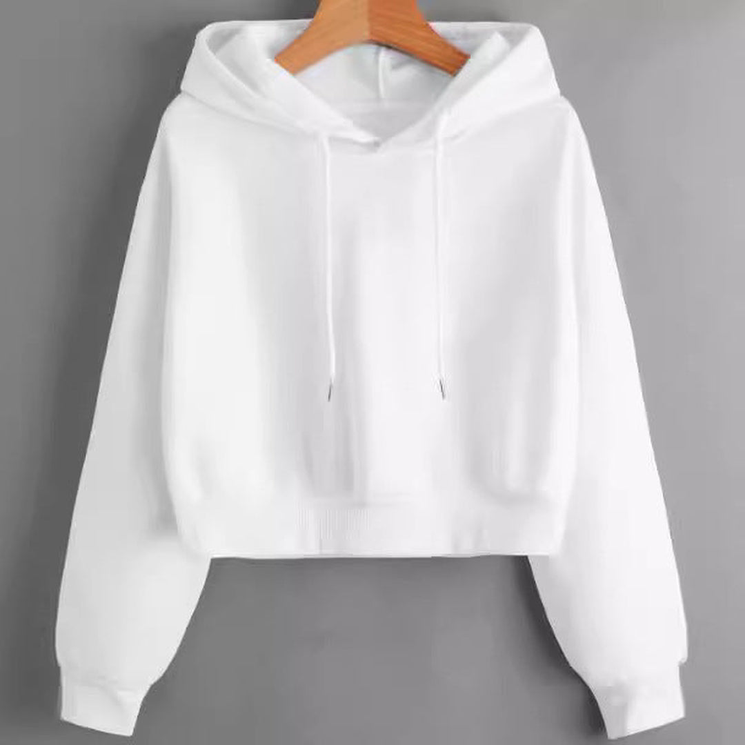 Witte cropped hoodie aan een kleerhanger tegen een grijze achtergrond | Boutique Moda