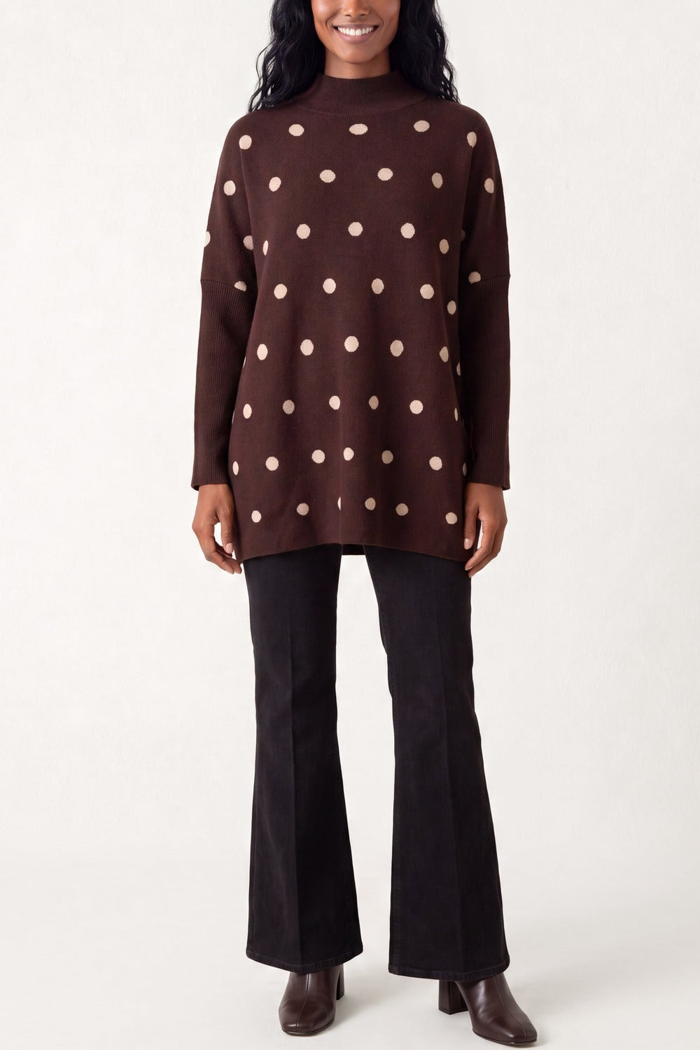 Trui met stippen en vleermuismouwen in bruin/beige, volledige outfit