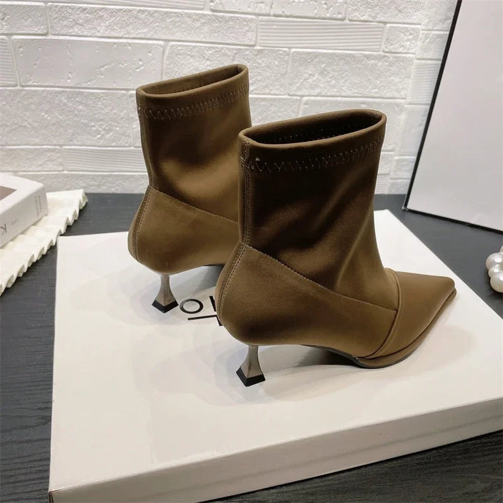 Kakikleurige sock boots met uitlopende kitten heel, zijaanzicht