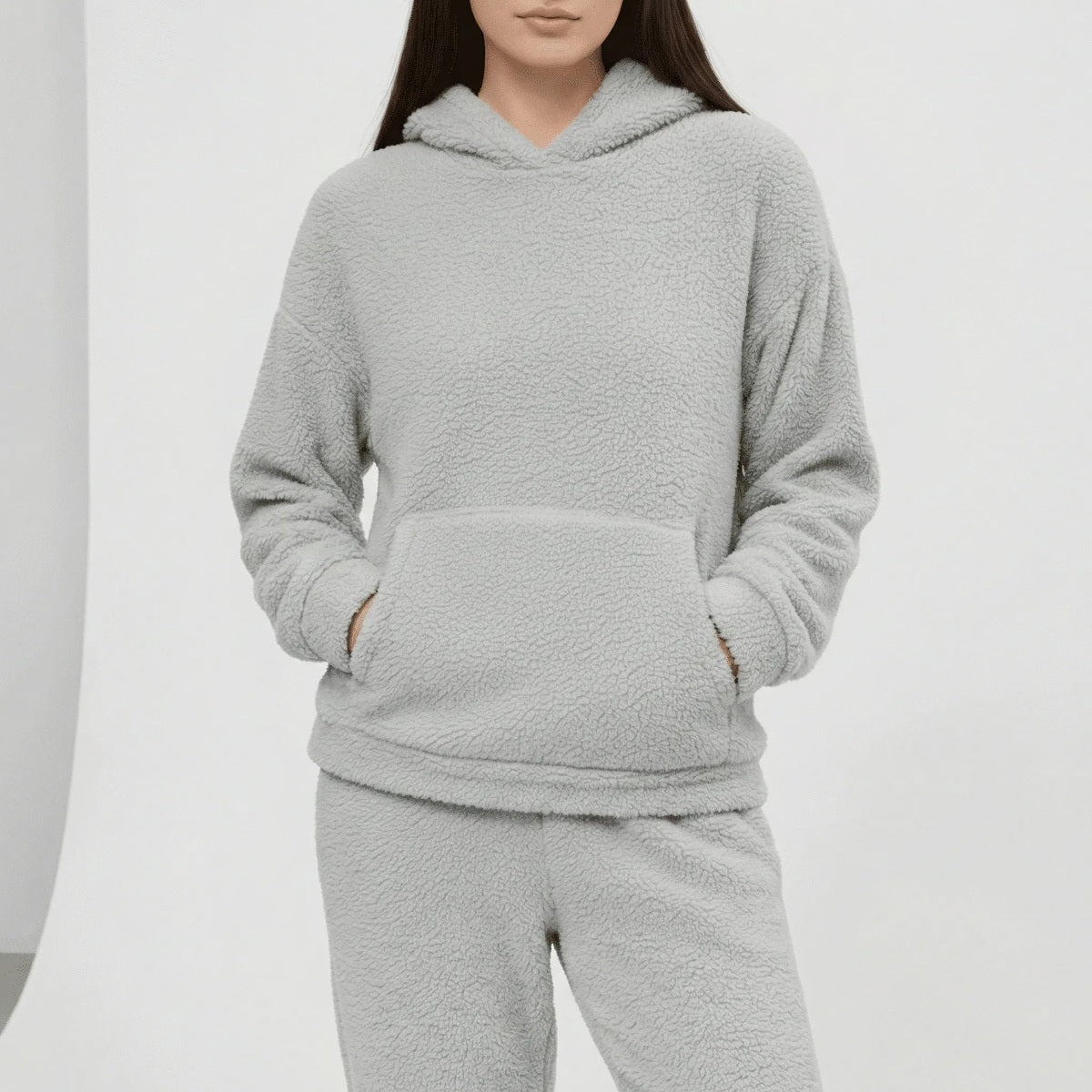 Huispak van teddyfleece in grijs, gedragen, vooraanzicht