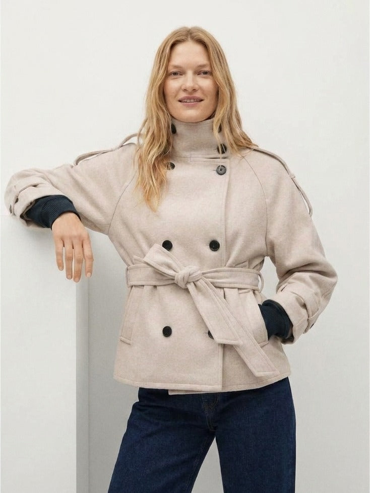 Korte trenchcoat met opstaande kraag in crème, gedragen, vooraanzicht