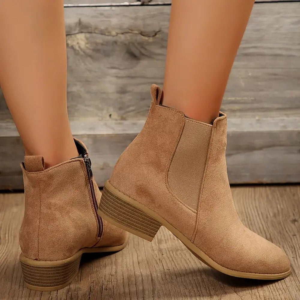 Beige Chelsea boots in suèdelook met elastische zijpanelen, gedragen