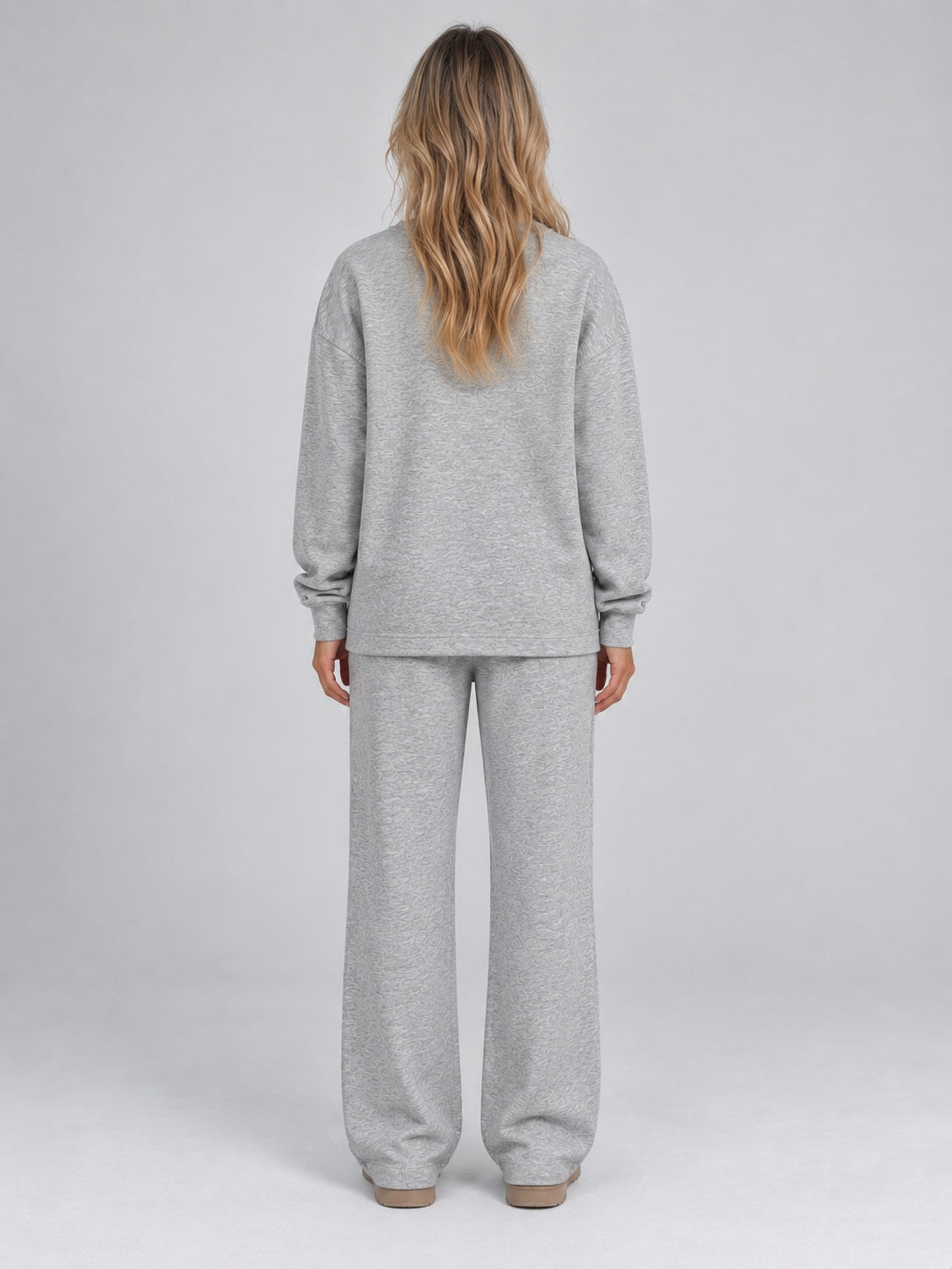 Co-ord set met sweater met ronde hals en wijde broek in grijs, gedragen, achteraanzicht