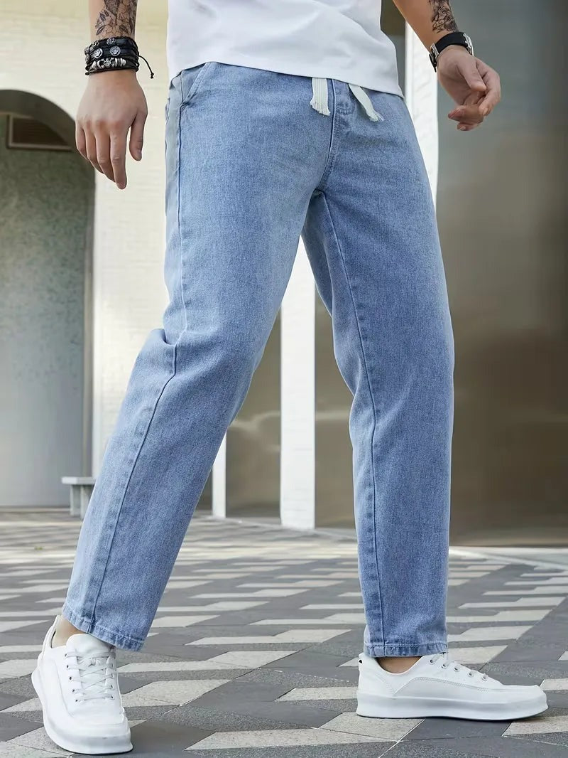 Joggerjeans voor heren in lichtblauw met trekkoord, gedragen, voorkant