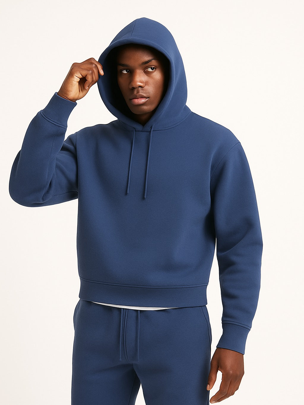 Relaxed fit hoodie voor heren in blauw, gedragen, voorkant