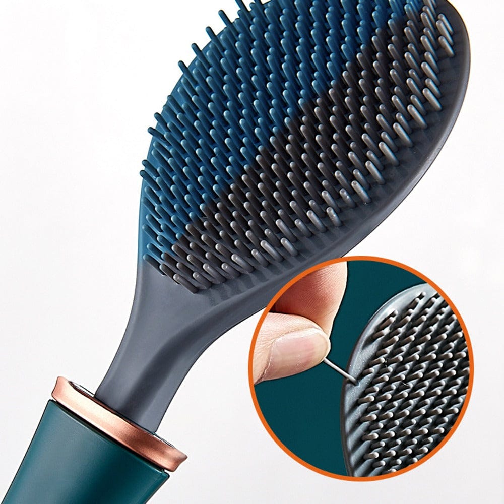Blauwgrijze siliconen borstel met flexibele haren, close-up en vingerdemonstratie getoond | Boutique Moda