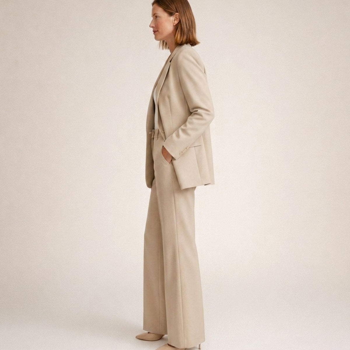 Broekpak met blazer met één knoop en wijde broek in beige, gedragen, zijaanzicht