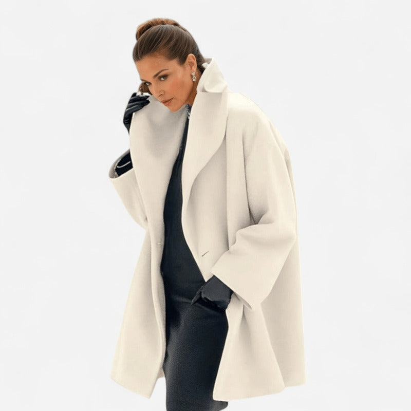 Oversized wollen jas met sjaalkraag voor dames in gebroken wit, gedragen, vooraanzicht