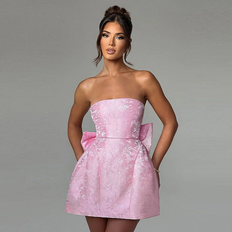 Strapless minijurk van jacquard met strik in roze, gedragen, vooraanzicht