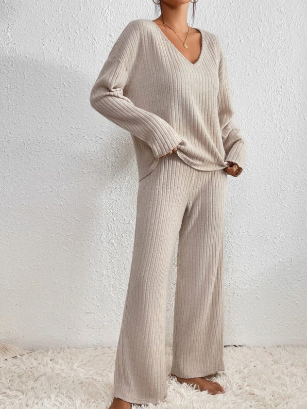 Beige geribbelde loungeset met v-hals en wijde broek, gedragen door vrouw | Boutique Moda