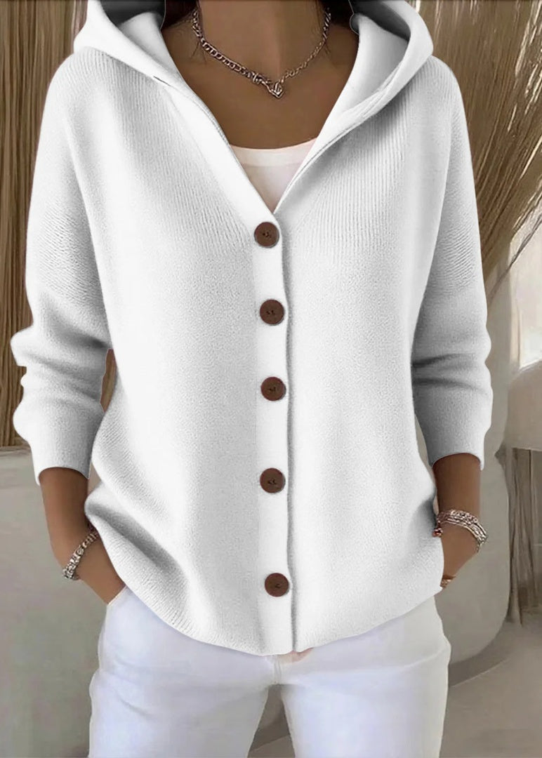Witte capuchonvest met houten knopen, gedragen door vrouw, losse pasvorm | Boutique Moda