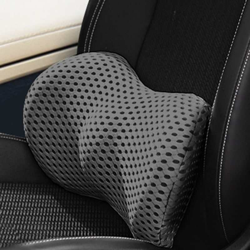 Grijs geperforeerd ergonomisch rugkussen gemonteerd op zwarte autostoel met stiksels | Boutique Moda