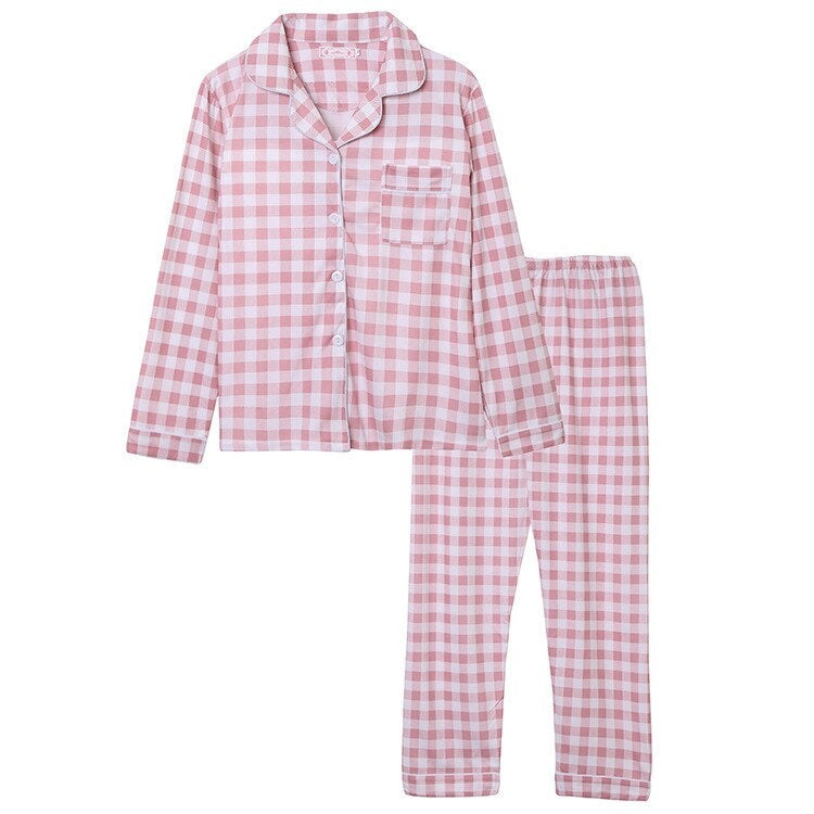 Pyjama met doorknoopshirt en lange broek, uitvoering roze ruitje, plat neergelegd