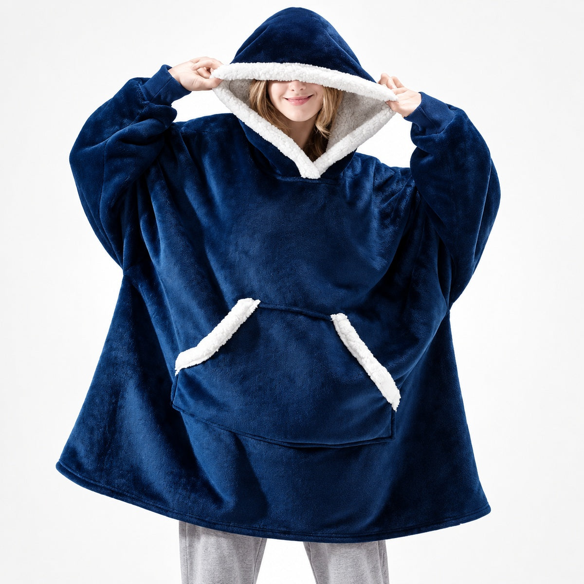 Blauwe oversized hoodie deken met sherpa voering, gedragen door glimlachende vrouw | Boutique Moda