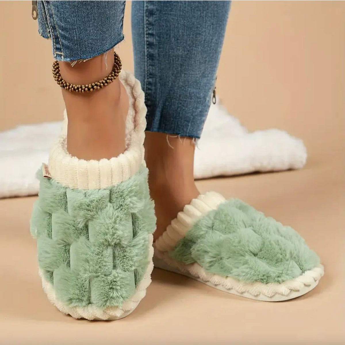 Saliegroene fluffy pantoffels, gedragen