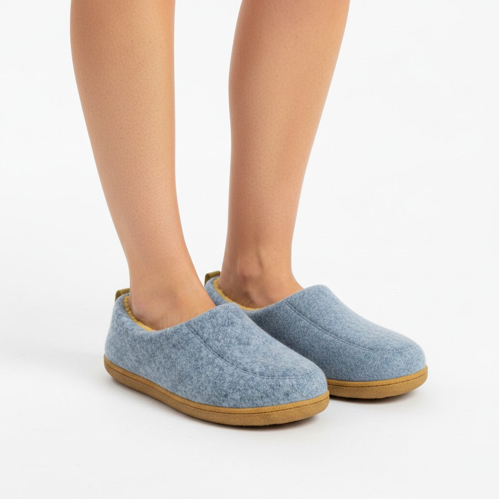 Lichtblauwe pantoffels gedragen