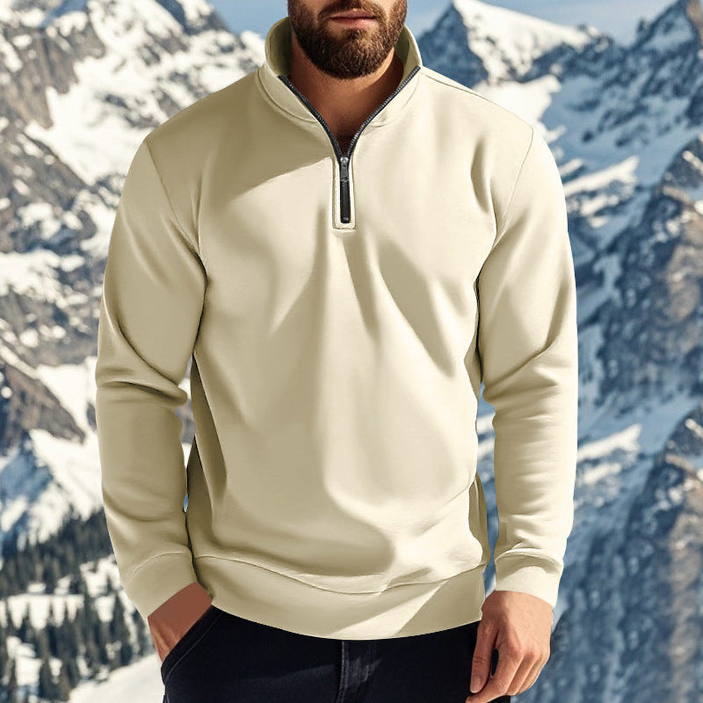 Man in een crèmekleurige gevoerde trui voor besneeuwde bergen, met een hand in zijn broekzak | Boutique Moda