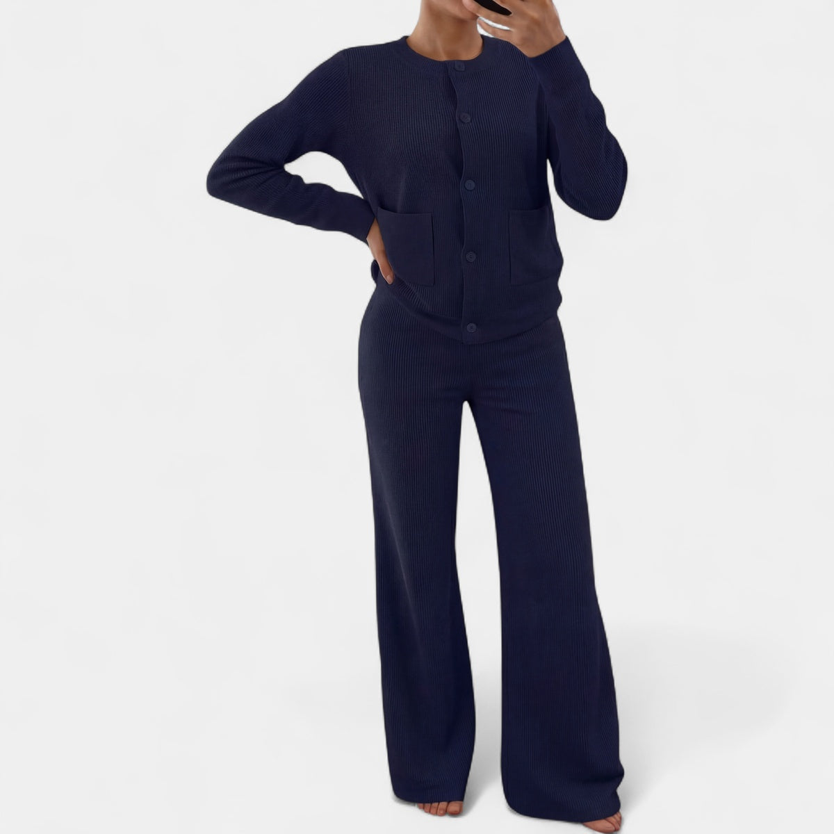 Gebreide set in marineblauw: geribd vest met opgestikte zakken en wijde broek, voorkant