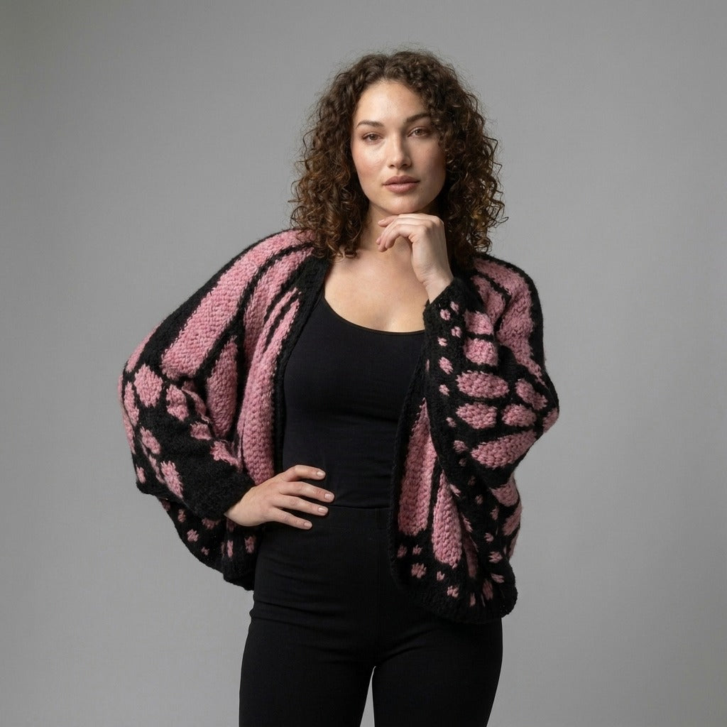 Oversized vest met vlinderpatroon in roze, gedragen, vooraanzicht