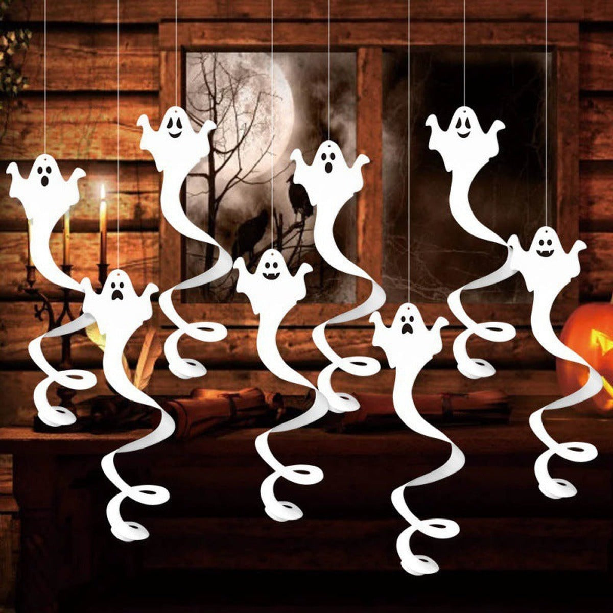 Hangende spookjes voor het raam in een sfeervolle kamer