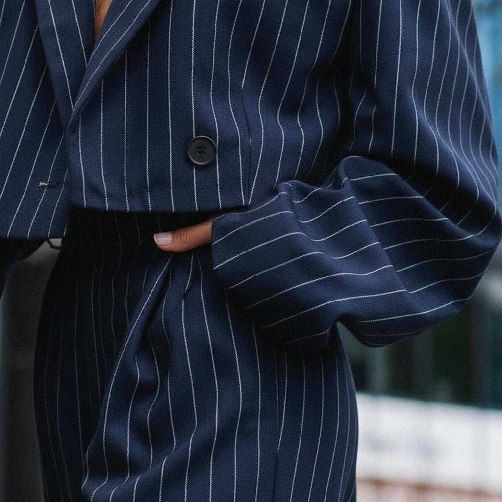 Krijtstreep broekpak voor dames in marineblauw, close-up