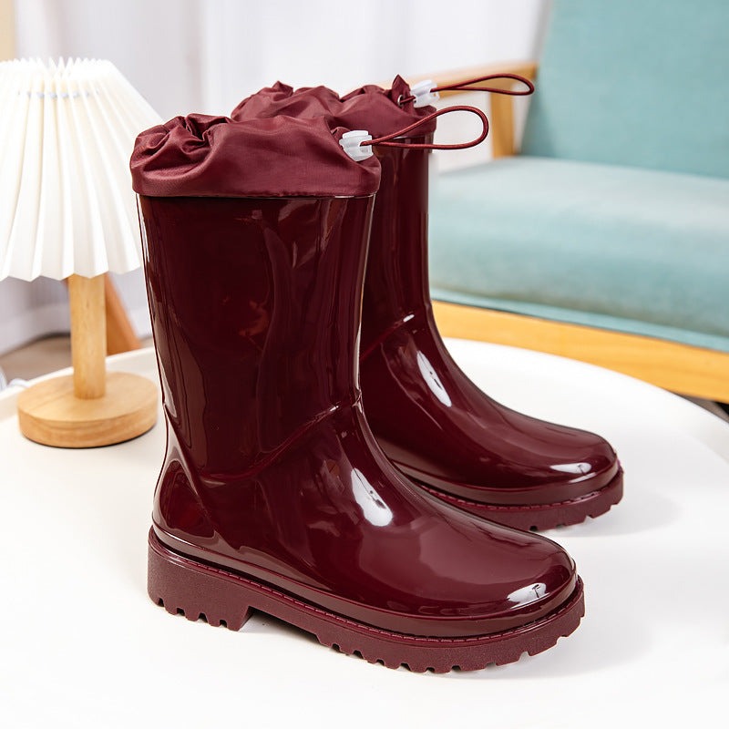 Regenlaarzen met stoffen schacht en koord in bordeaux, productfoto