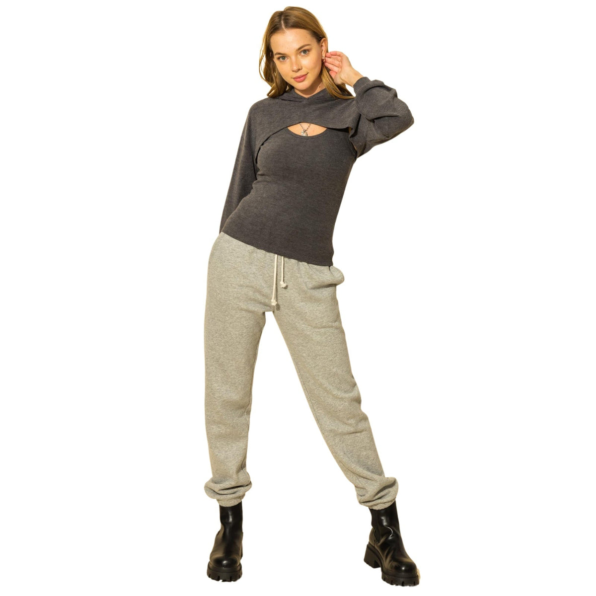 Tweedelige set met korte hoodie-bolero en tanktop in antraciet, gedragen, volledige lengte