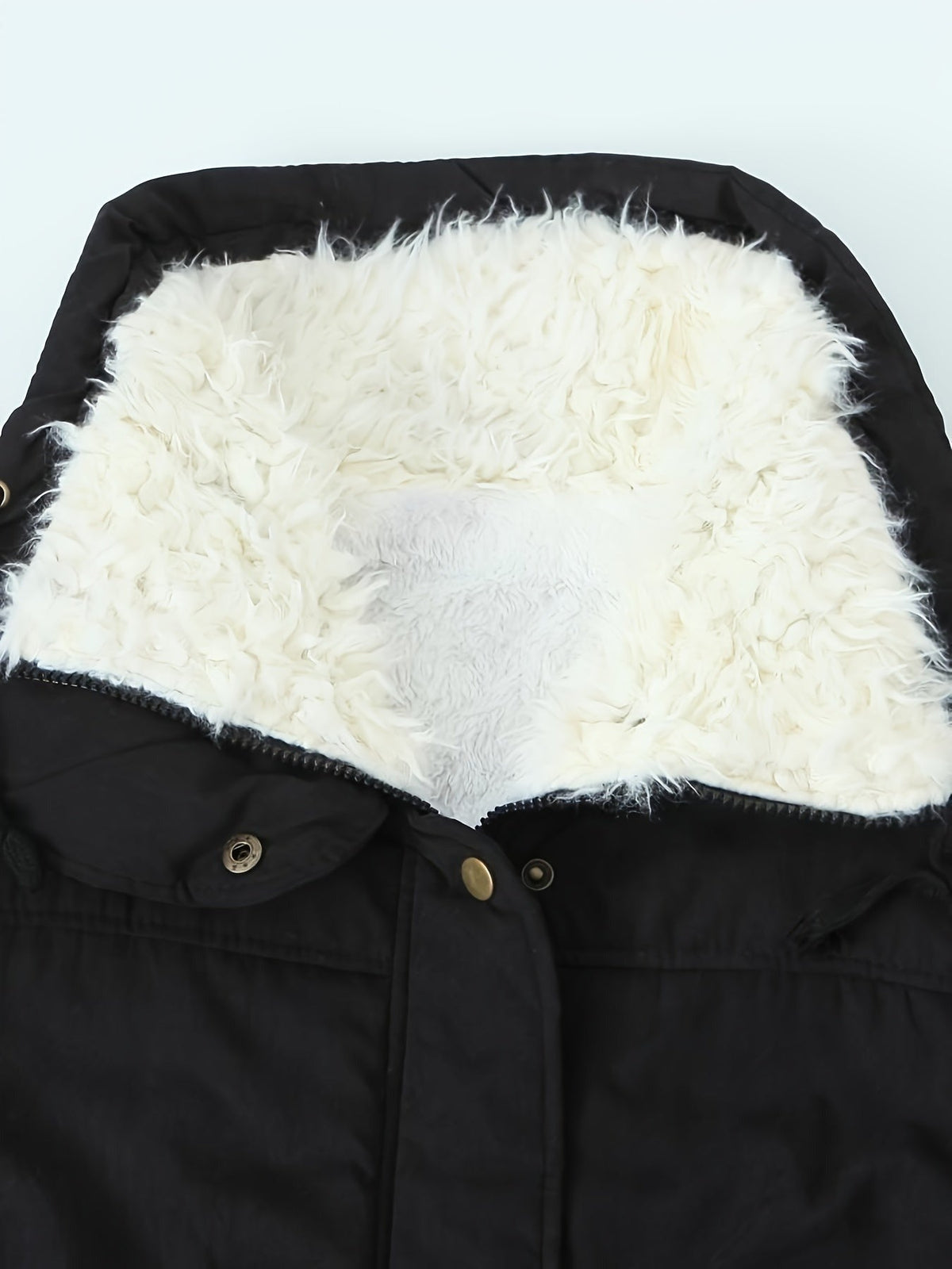 Close-up van de teddykraag met drukknopen
