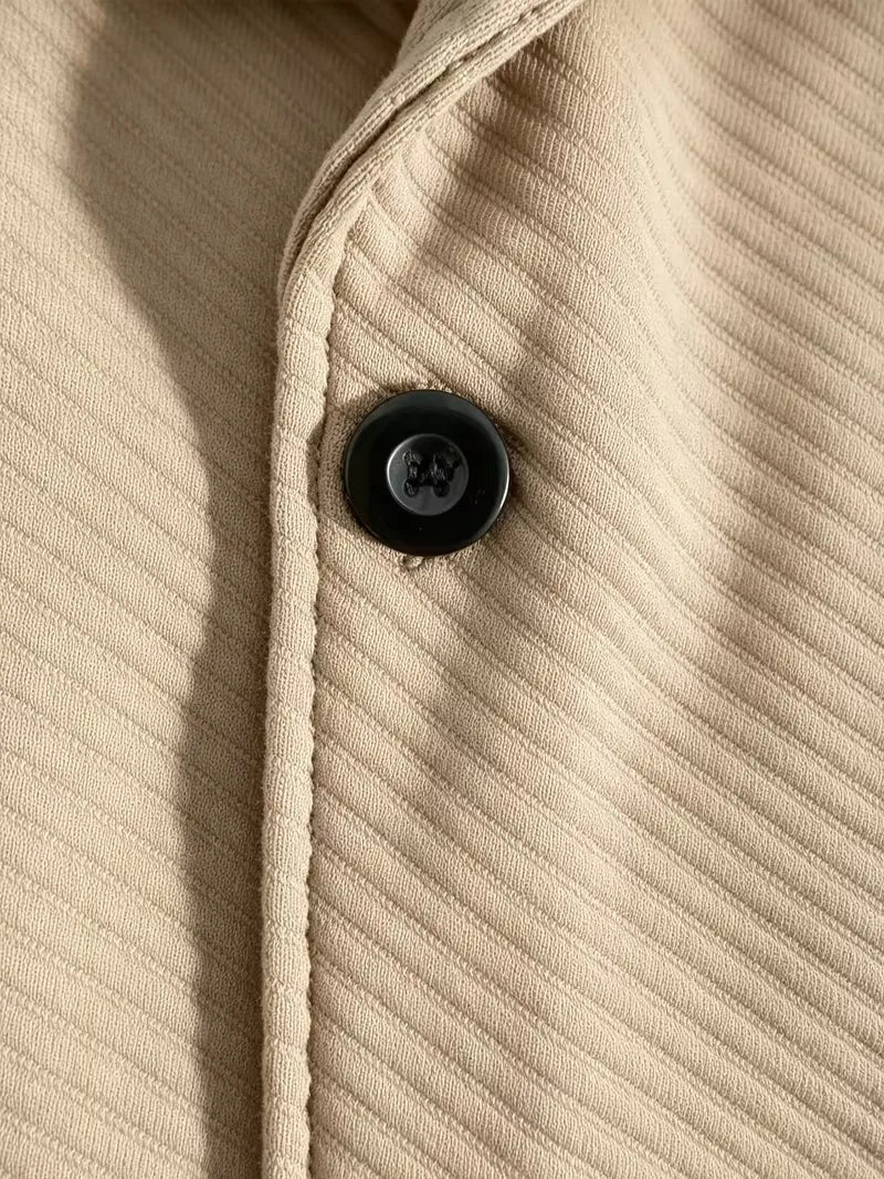 Heren blazer met gebreide structuur in beige, close-up van de knoop