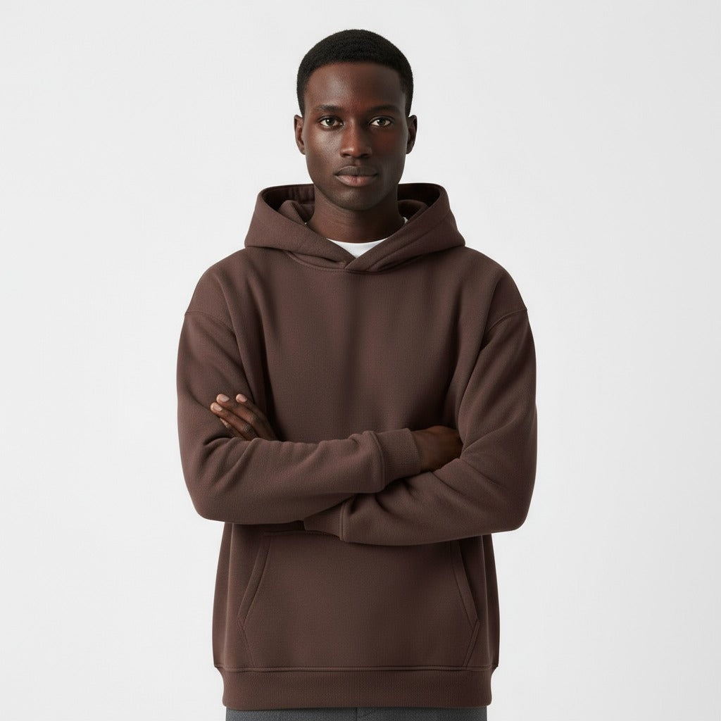 Heavyweight hoodie voor heren in donkerbruin, gedragen, voorkant
