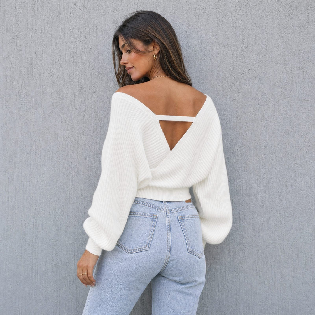 Off-shoulder trui met overslag in wit, gedragen, achteraanzicht