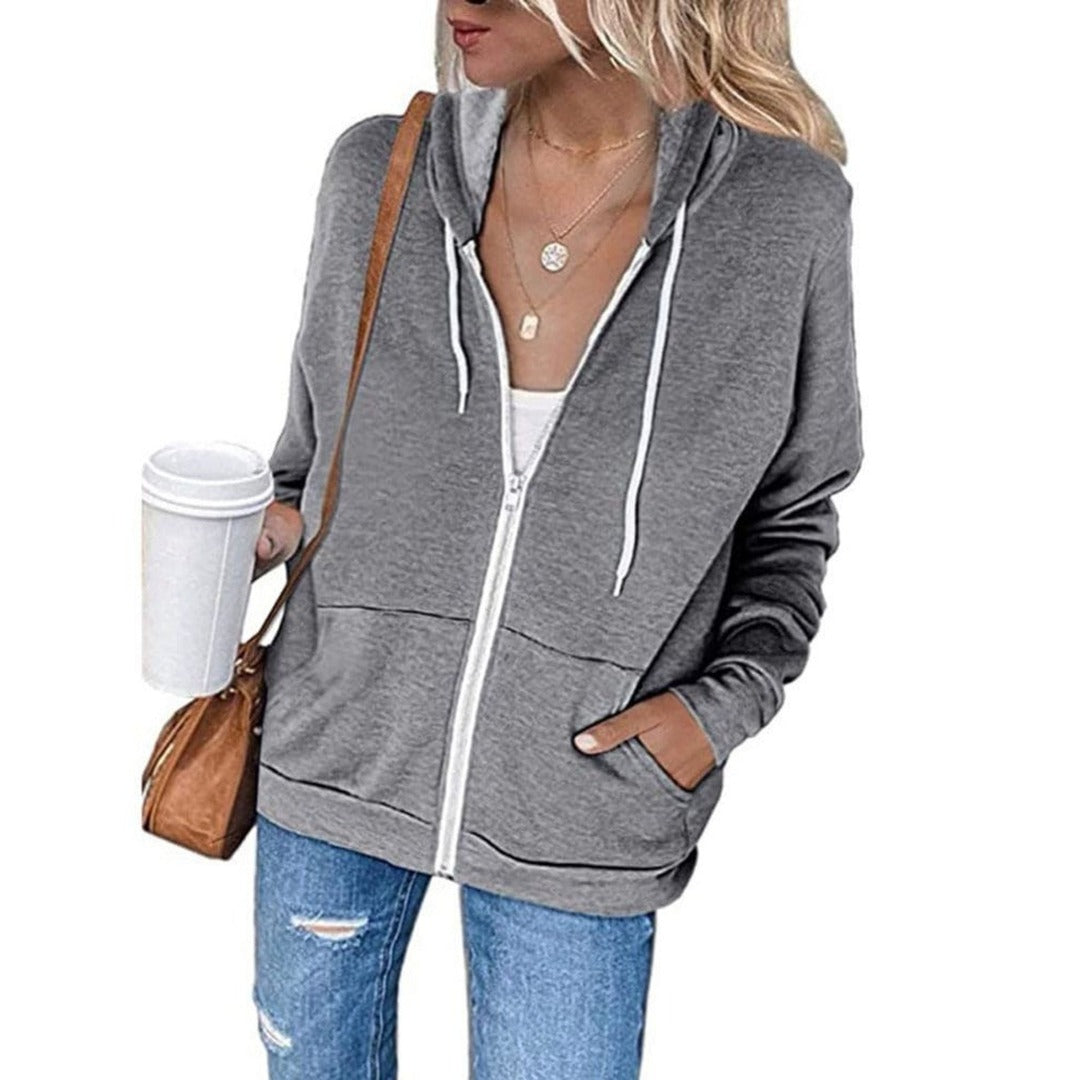 Vrouw in een grijs vest met witte koorden en een gescheurde jeans | Boutique Moda