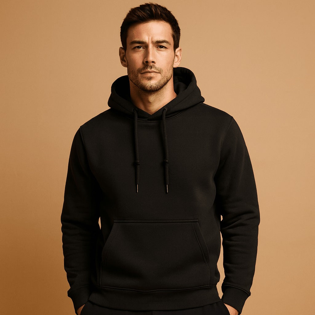 Klassieke hoodie met koord voor heren in zwart, gedragen, voorkant