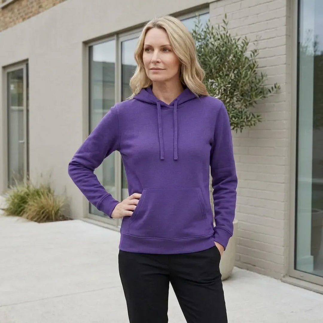 Vrouw draagt paarse hoodie met koorden buiten voor een gebouw | Boutique Moda