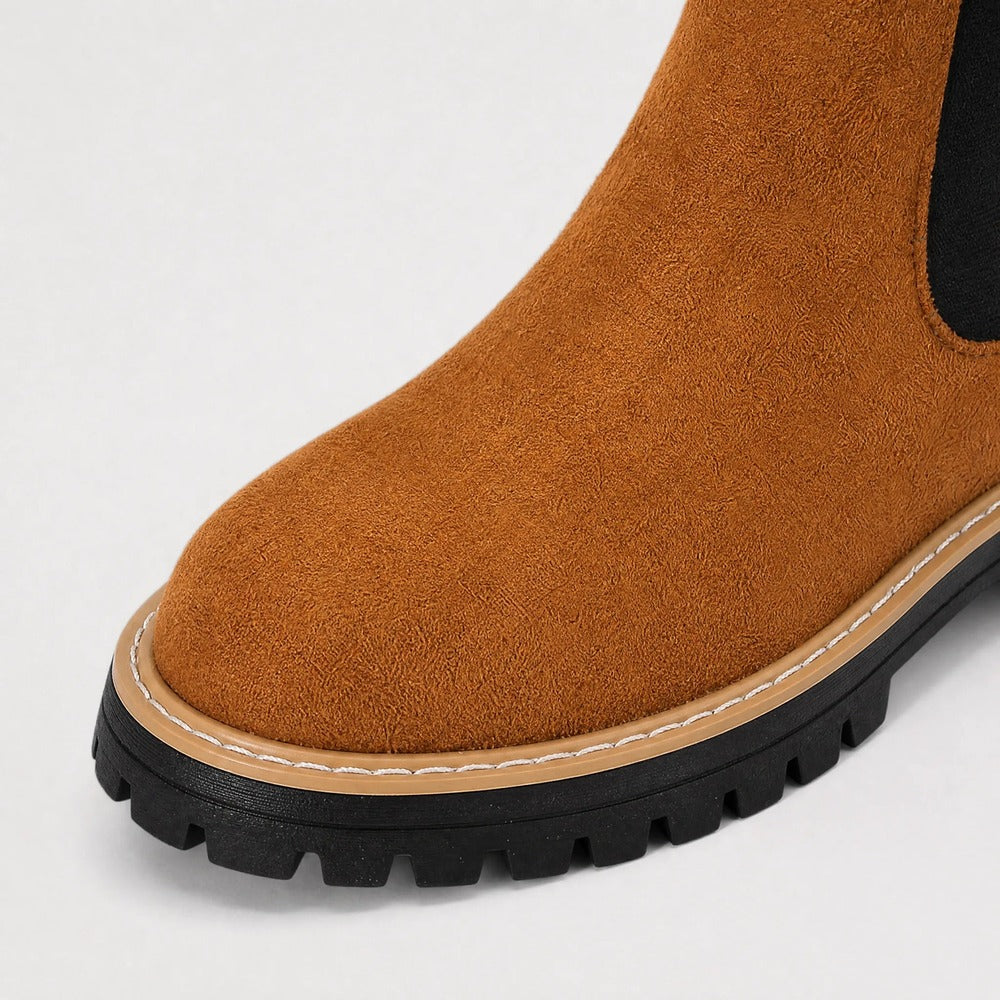 Bruine Chelsea boot, ronde neus close-up