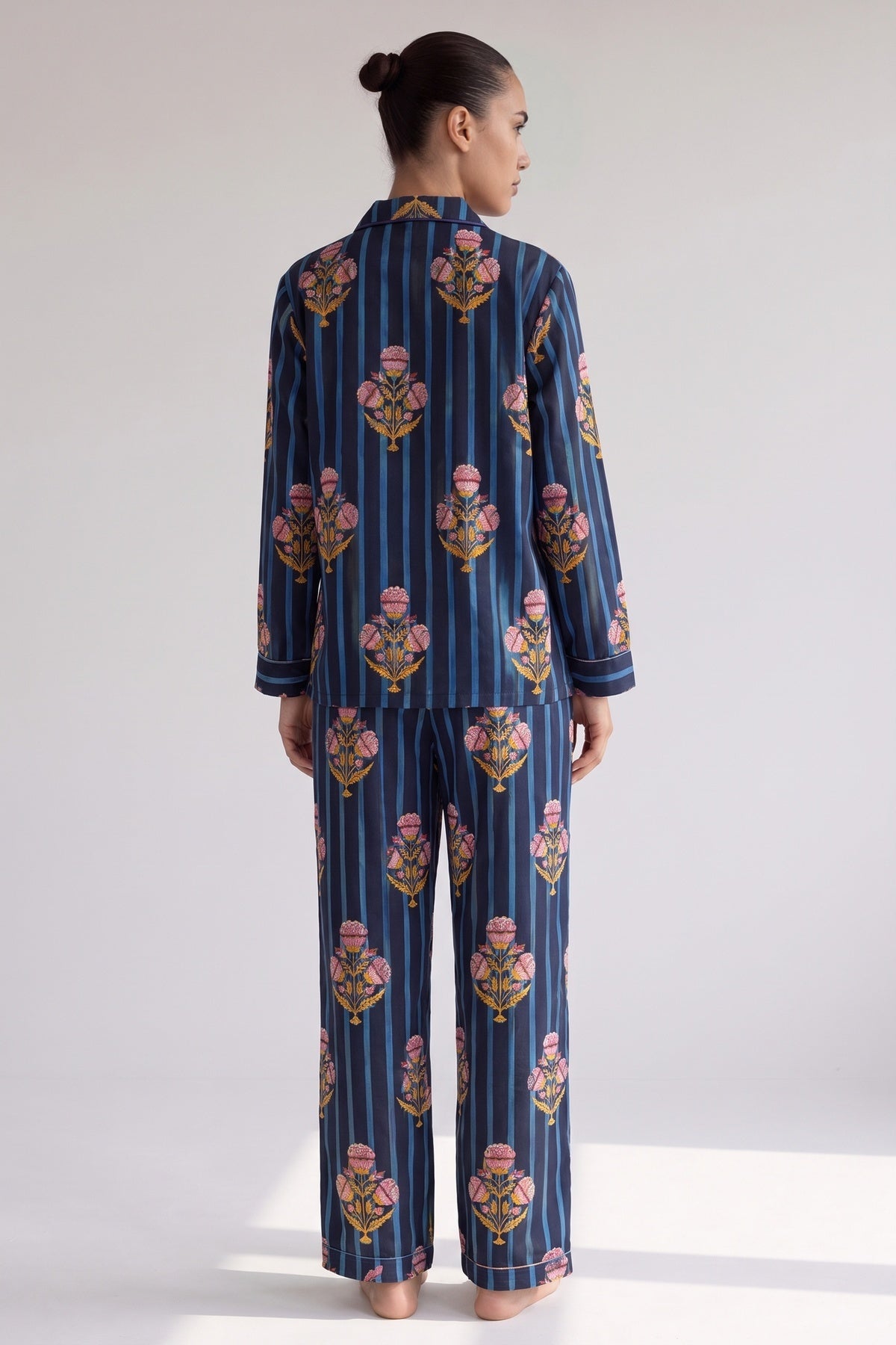 Marineblauwe katoenen pyjama met strepen en bloemenmotief, achteraanzicht