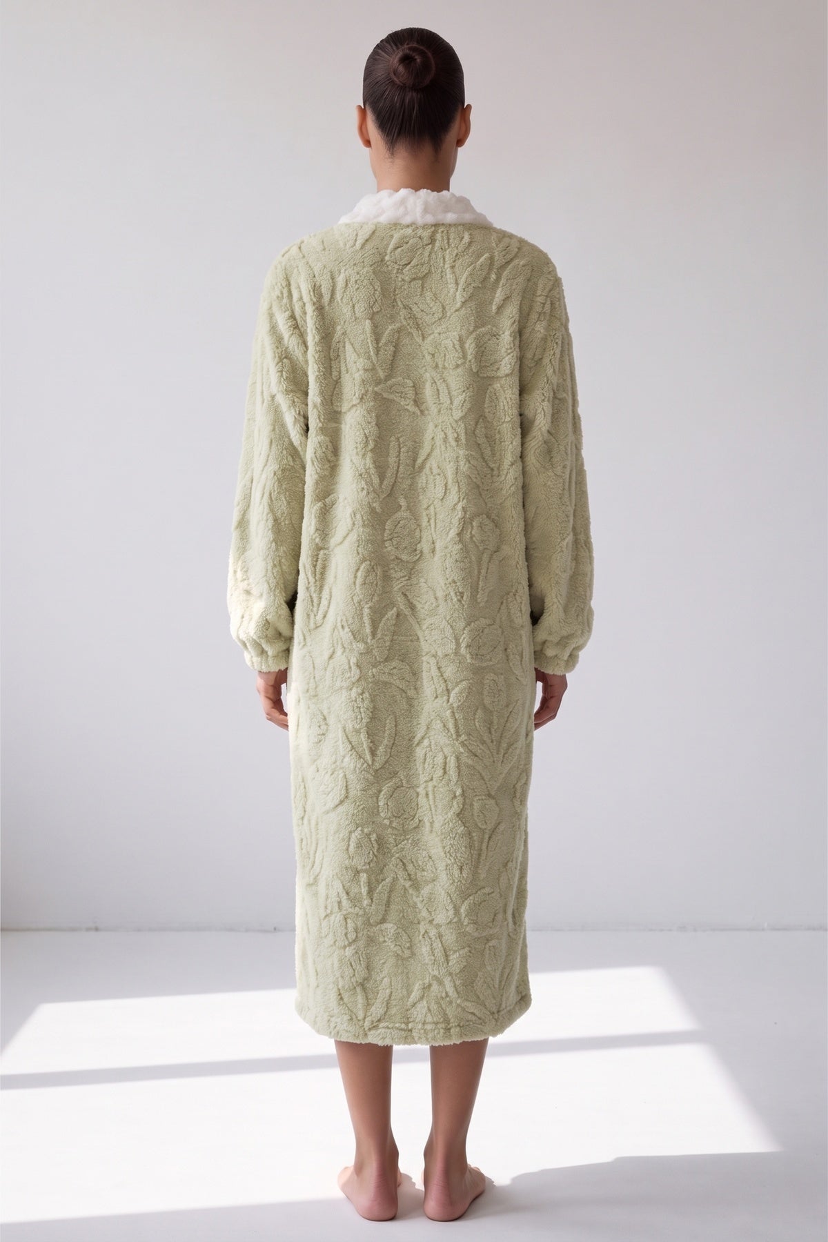 Saliegroen fleece nachthemd, achteraanzicht