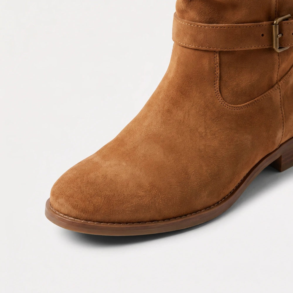 Cognackleurige slouch laars, neus close-up