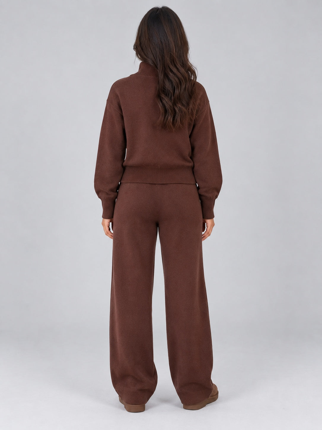 Gebreide co-ord set met ritsvest en wijde broek in bruin, gedragen, achteraanzicht