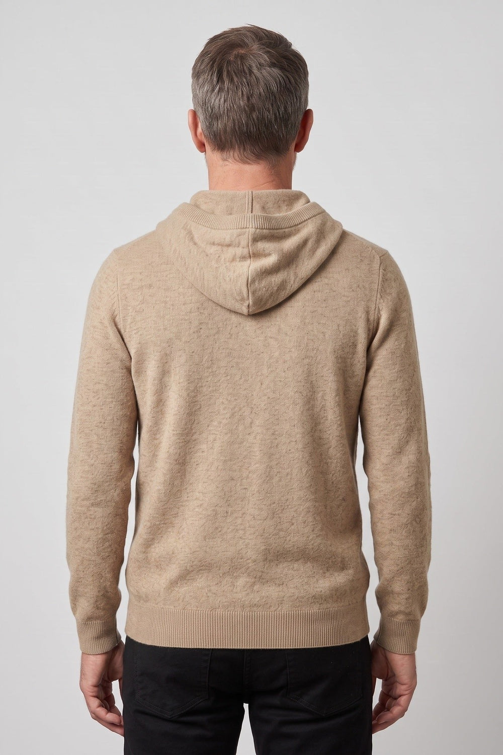 Gebreide trui met capuchon voor heren in beige, gedragen, achterkant