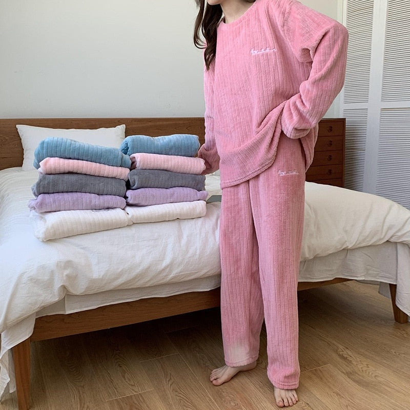 Geribd fleece huispak in roze, thuis gedragen
