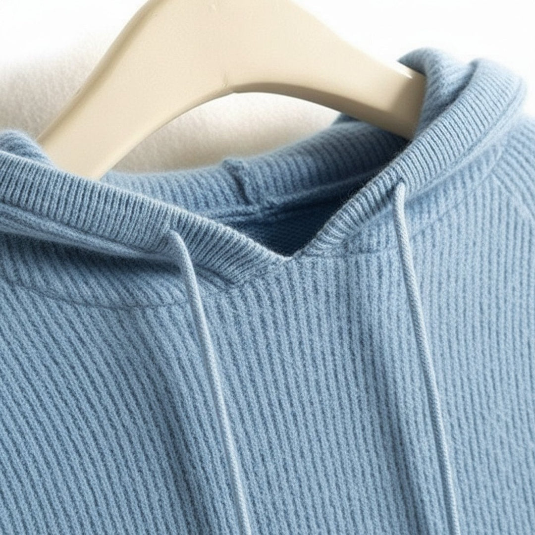 Lichtblauwe gebreide hoodie aan een kleerhanger, close-up van capuchon en koord | Boutique Moda
