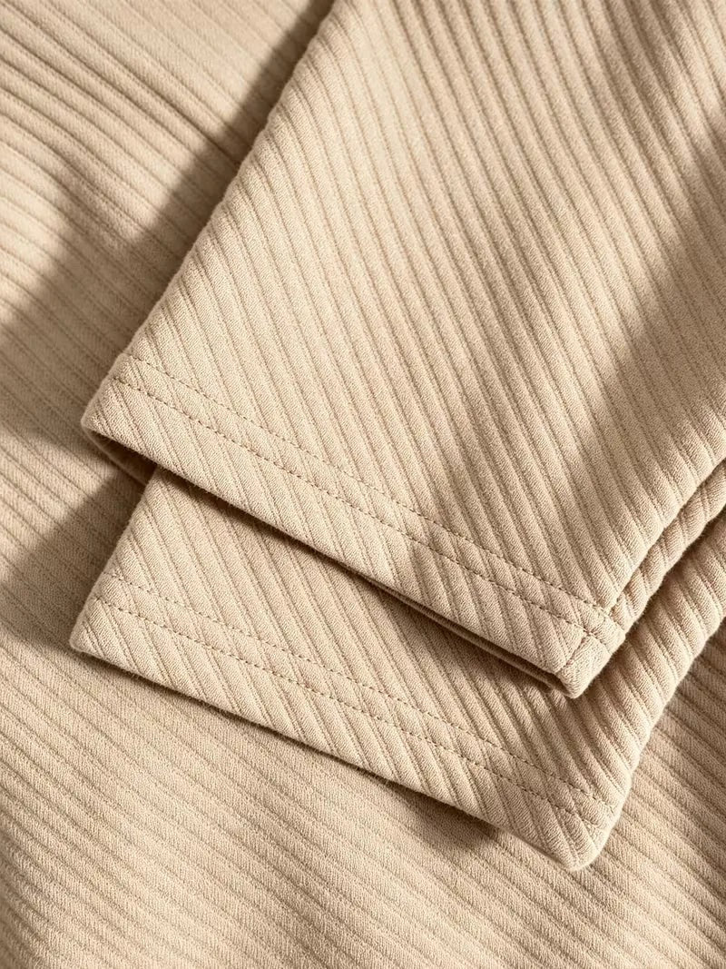 Heren blazer met gebreide structuur in beige, close-up van de mouw