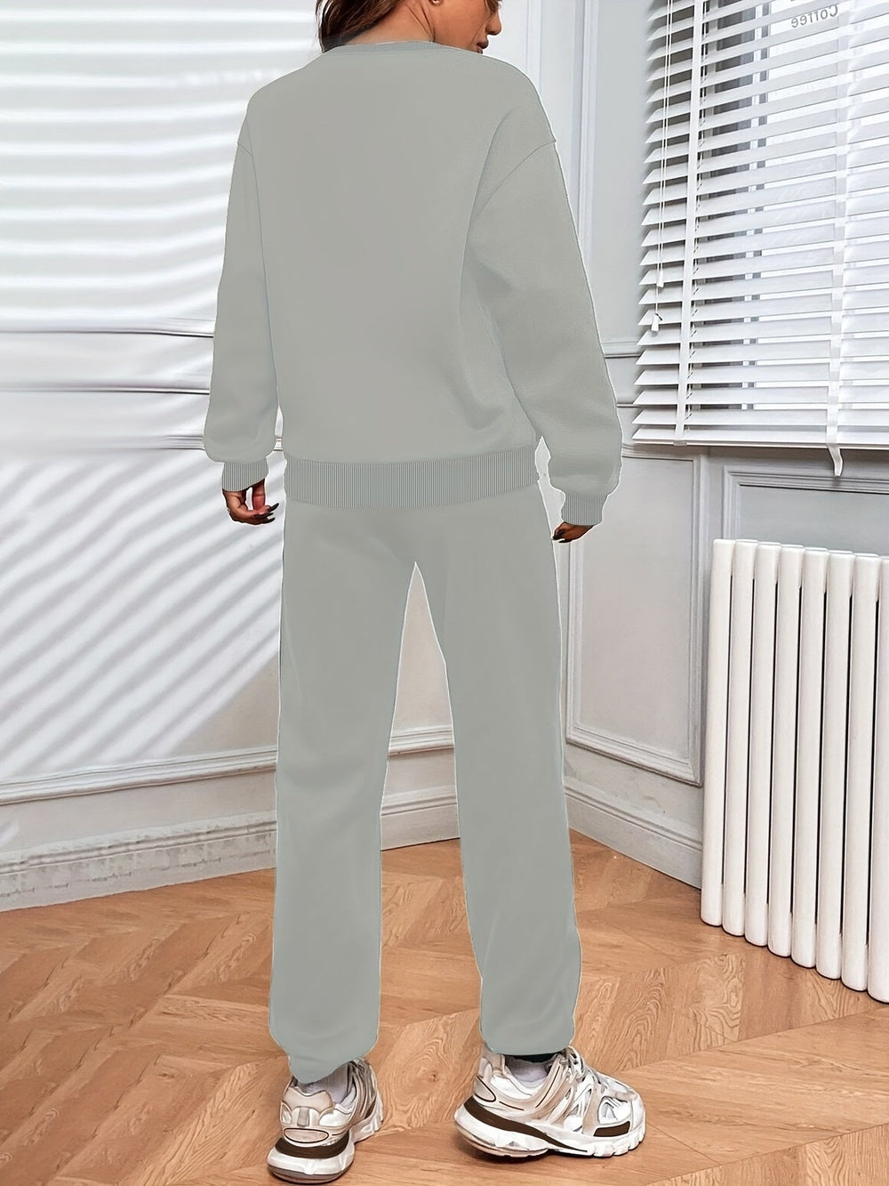 Oversized joggingpak in grijs, achteraanzicht