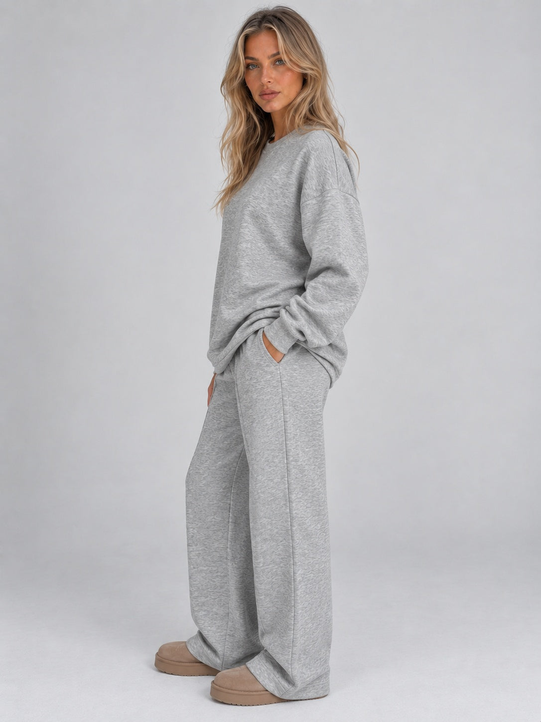 Co-ord set met sweater met ronde hals en wijde broek in grijs, gedragen, zijaanzicht